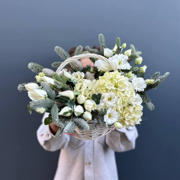 Новогодняя корзина с цветами в Волжские