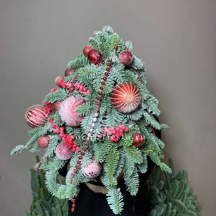 Ёлка красная в Волжские