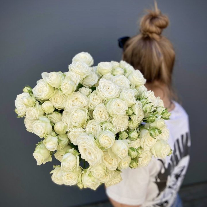 Охапка кустовых роз бомбастик  в Волжские