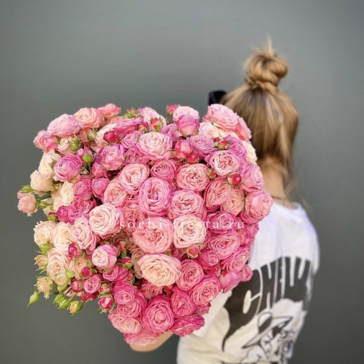 Охапка кустовых роз бомбастик пинк в Волжские