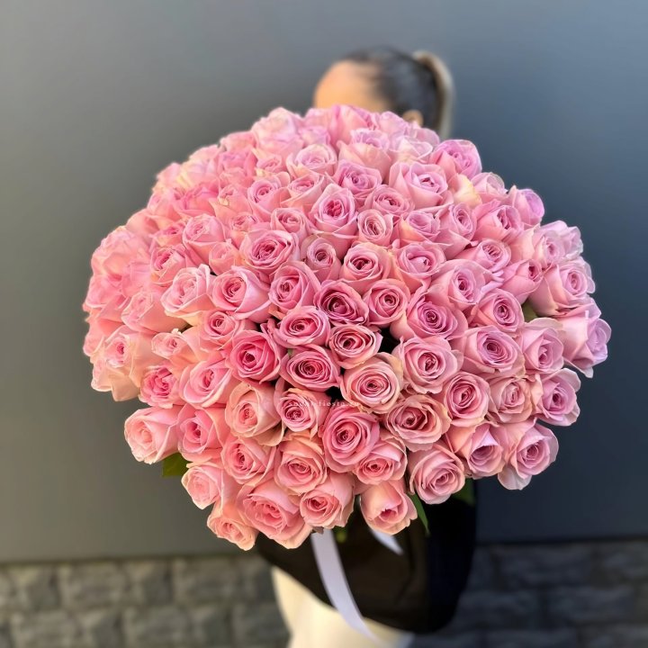 Охапка из 101 розовой розы в Волжские