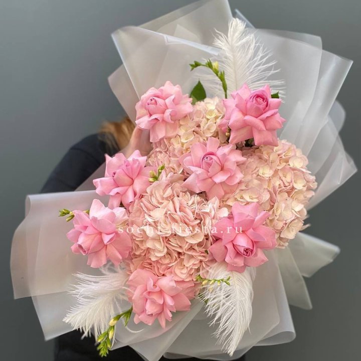  Букет  из гортензий и розовых роз в Волжские