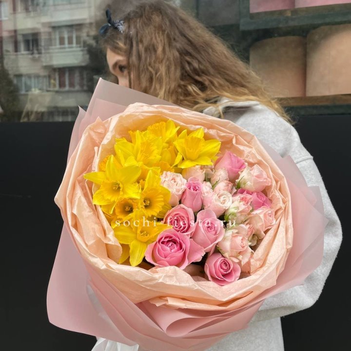 Букет роз и нарциссов в Волжские