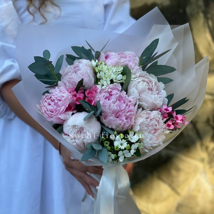 7 зефирных пионов с эвкалиптом в Волжские