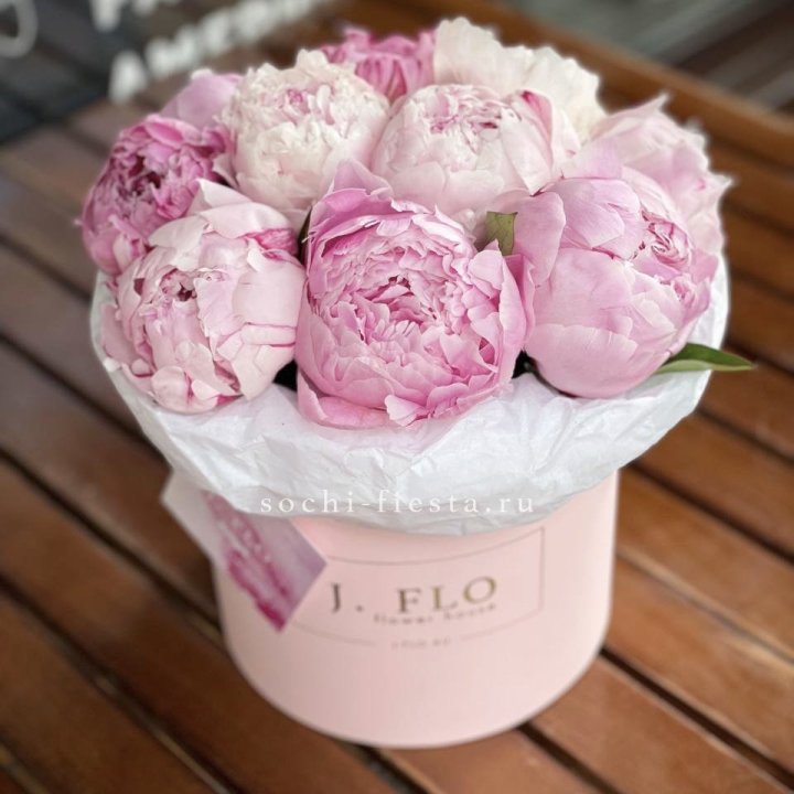 Цилиндр с пионами "Лилу" в Волжские