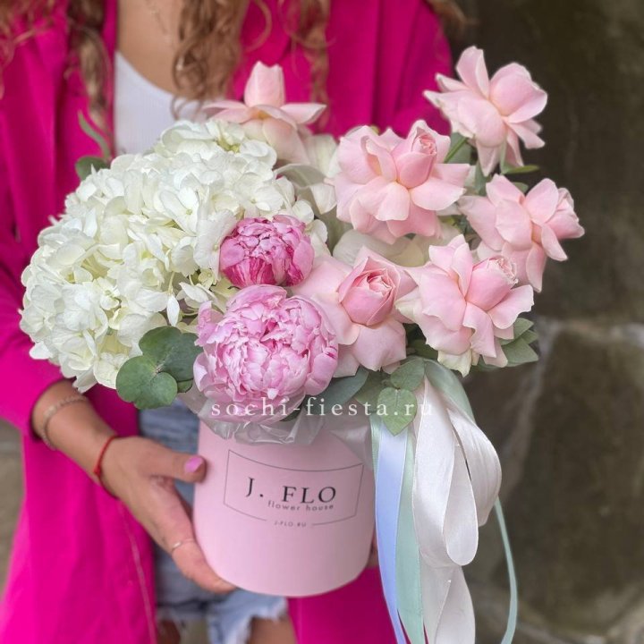 Цилиндр с пионами "Алисия" в Волжские