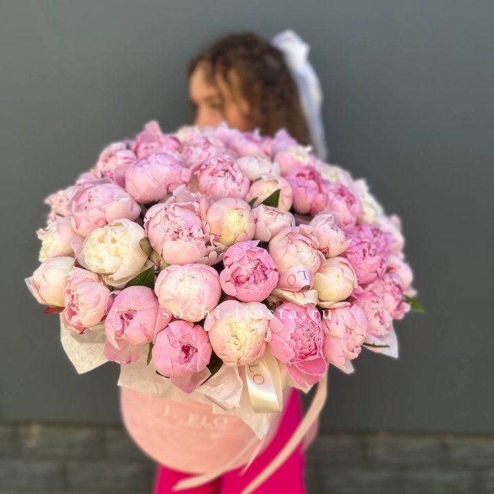 51 нежных пионов  в цилиндре в Волжские