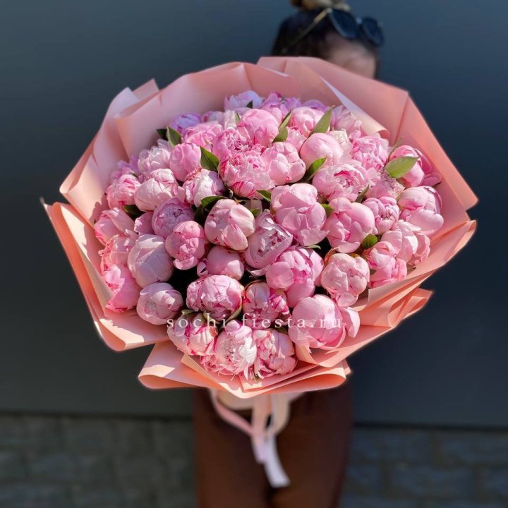 Нежный букет 51 пионов  в Волжские