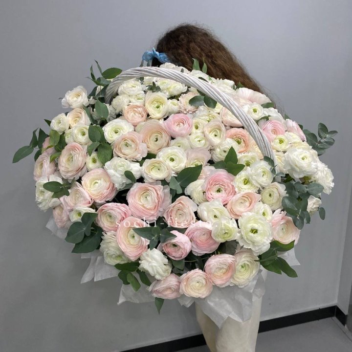 Ранункулюсы в корзине в Волжские