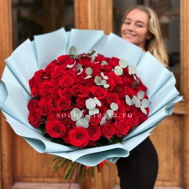 101 красная роза с эвкалиптом в Волжские