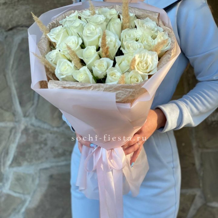 25 белых роз с сухоцветами в Волжские