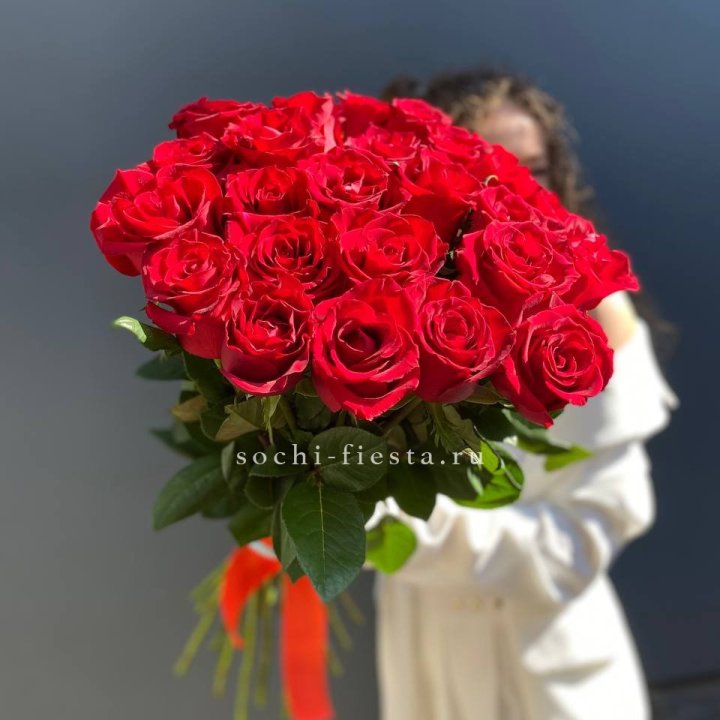 25 высоких красных роз в Волжские