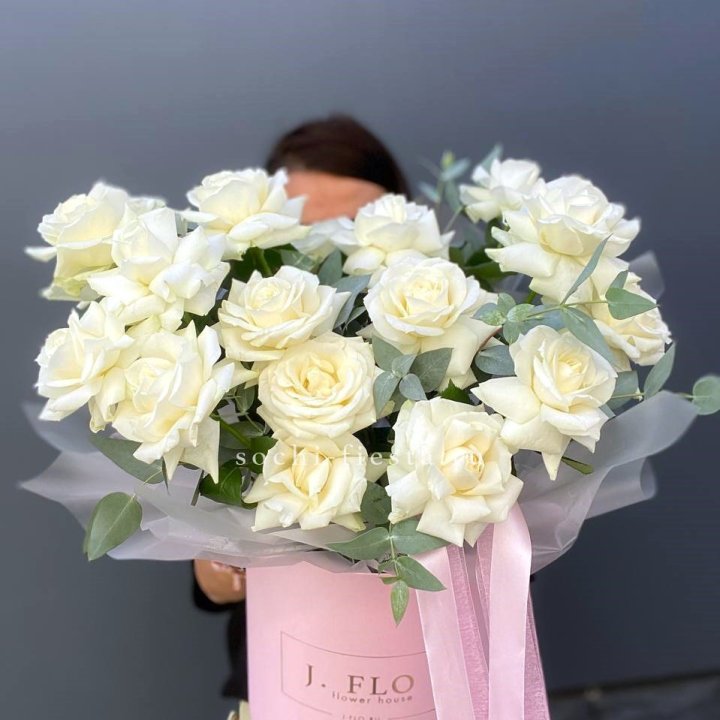 17 Французских белых роз в боксе в Волжские