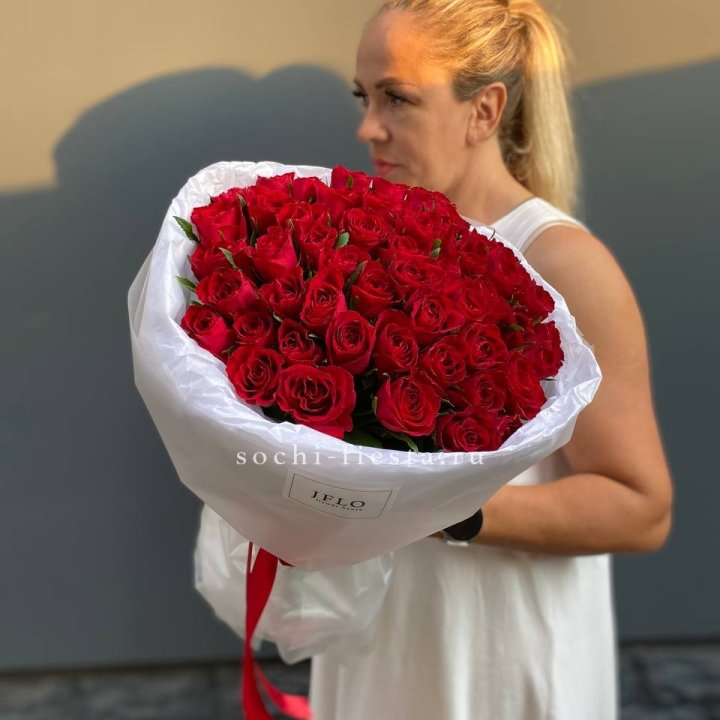 51 роза мадам ред в нежном оформлении в Волжские