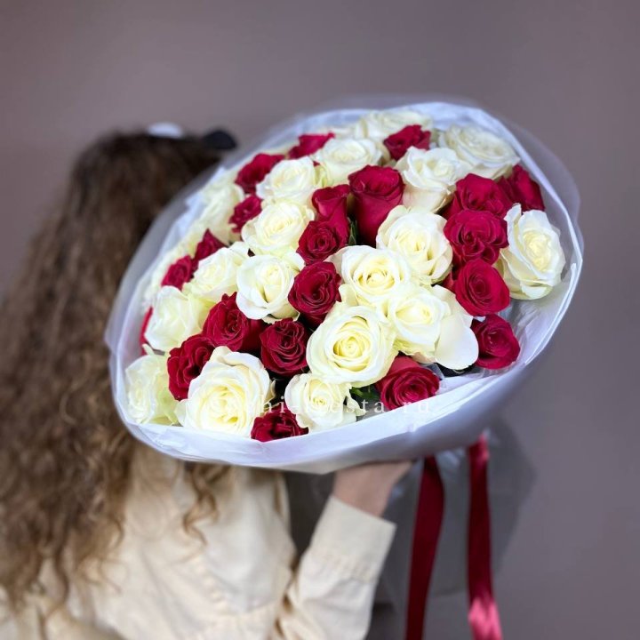 Букет из красных белых 45 роз в Волжские