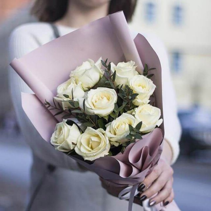 9 белых  роз "Минт" в Волжские