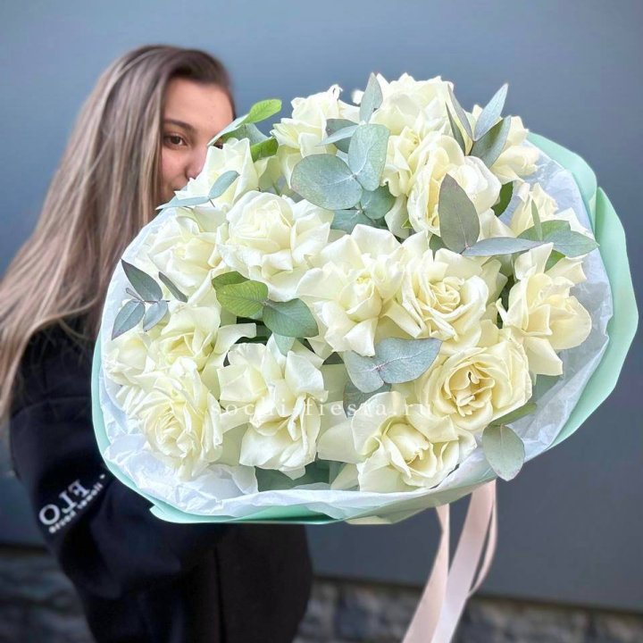 19 Белых французских роз "Ноте бьянке" в Волжские