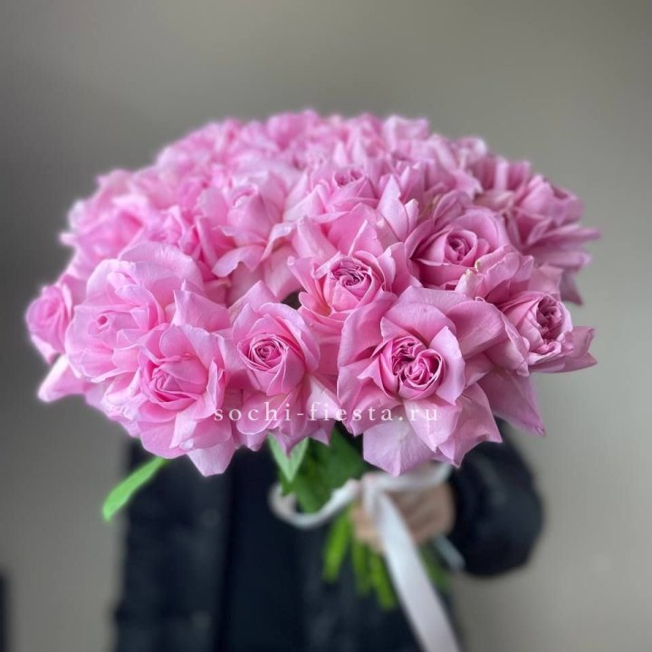 25 розовых французских роз в Волжские