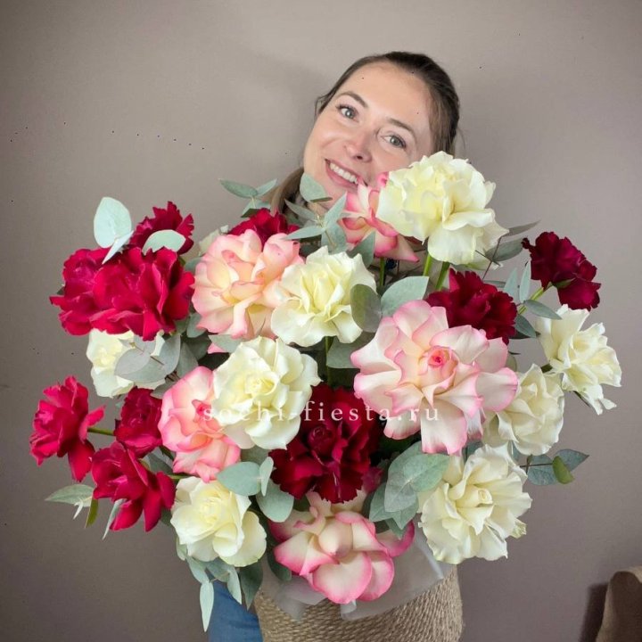 35 французских роз микс в джутовом боксе в Волжские