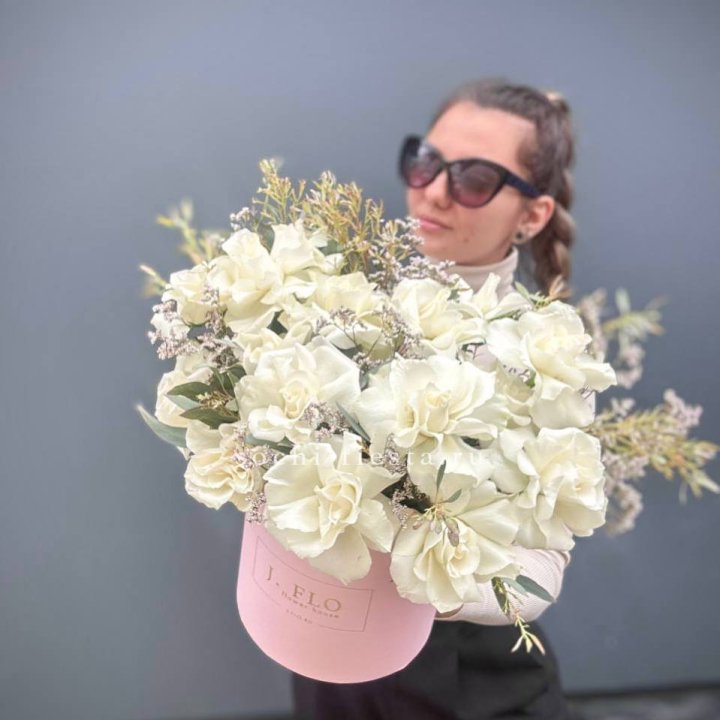 17 Французских белых роз в коробке Афина в Волжские