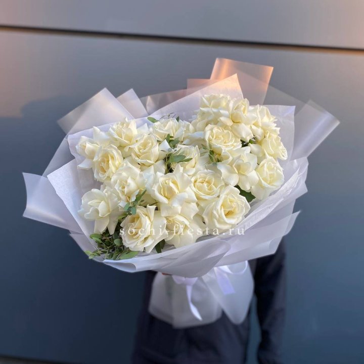 Пышный букет из белых роз в Волжские