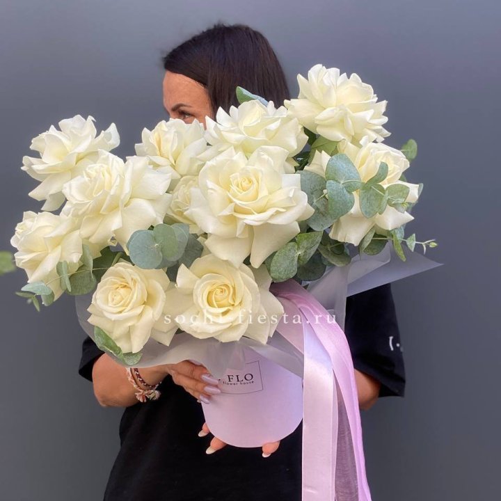 11 Французских белых роз в боксе в Волжские