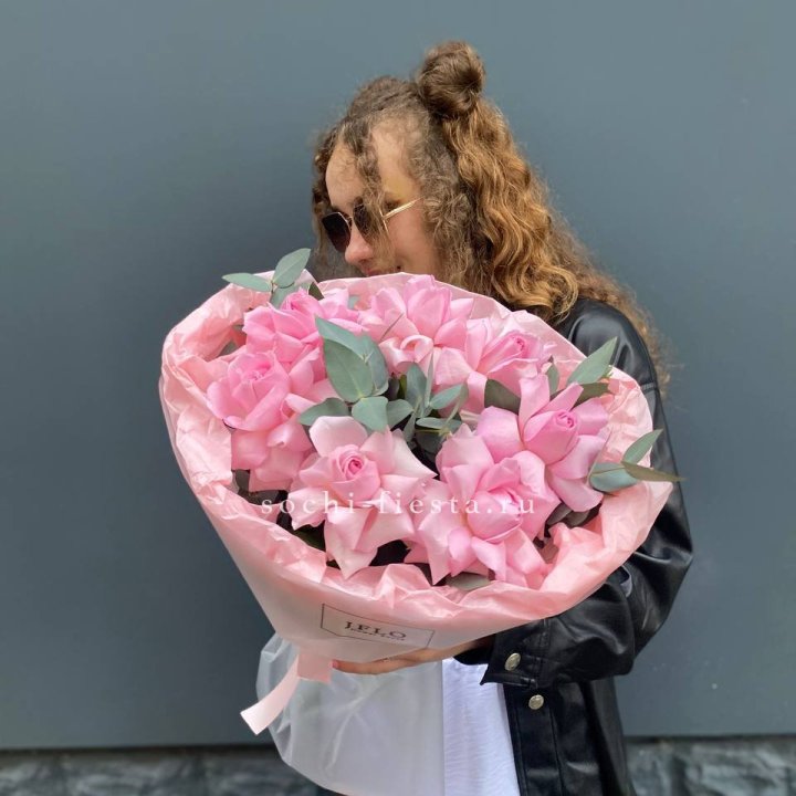 7 розовых роз в Волжские