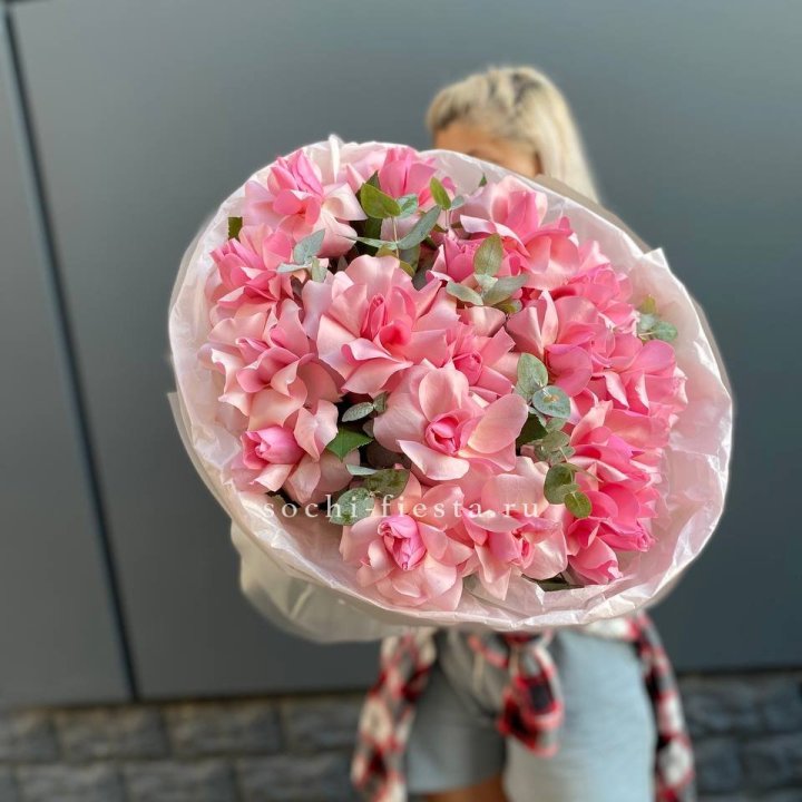 17 розовых роз в Волжские