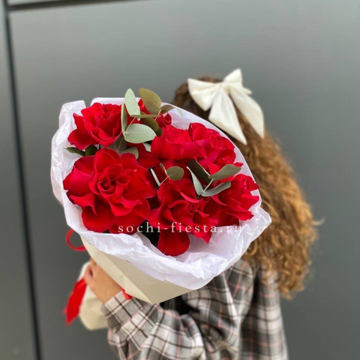 7 красных французских роз в Волжские