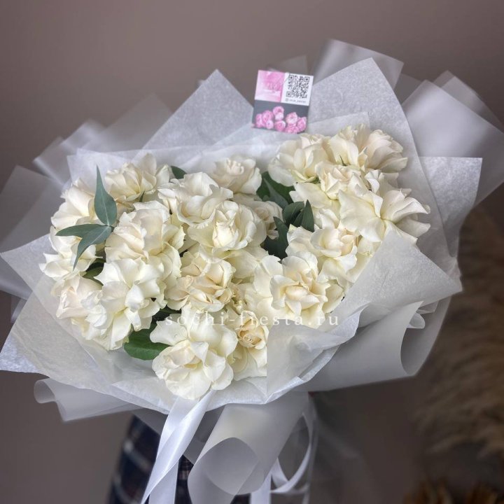 21 французских роз с эвкалиптом в Волжские