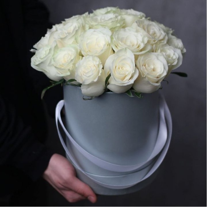 15 белых роз в цилиндре в Волжские