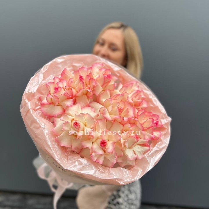 9 французских роз Джумилия в нежном оформлении в Волжские