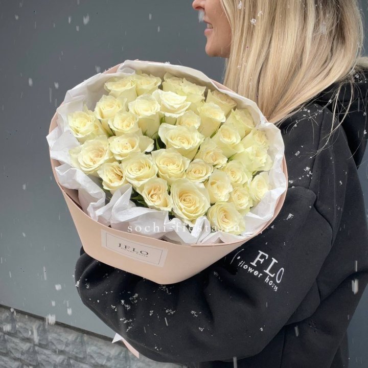 31 белая роза в оформлении в Волжские