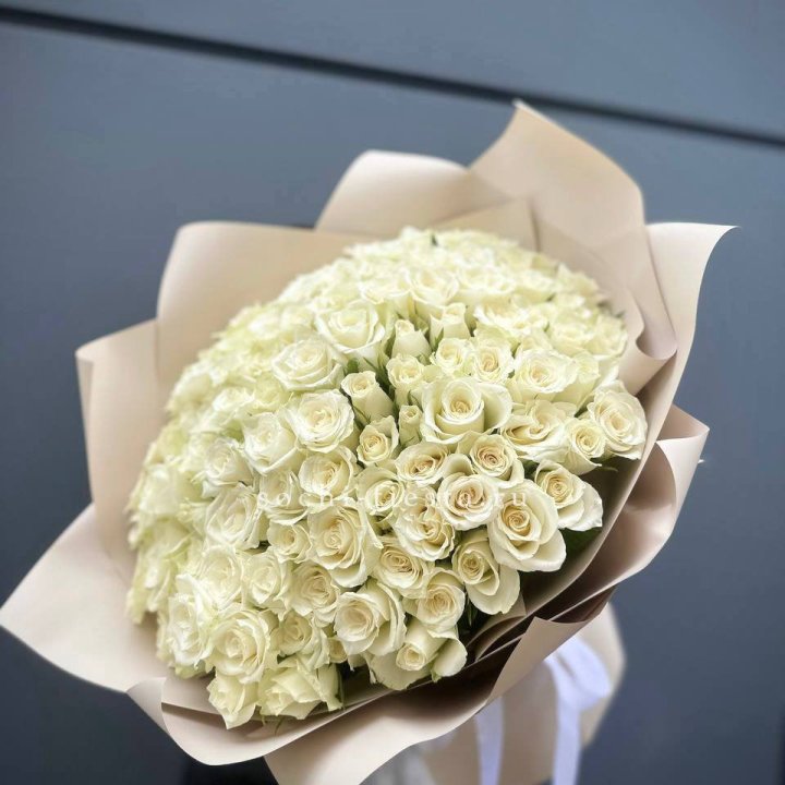 101 белая роза Атена в Волжские