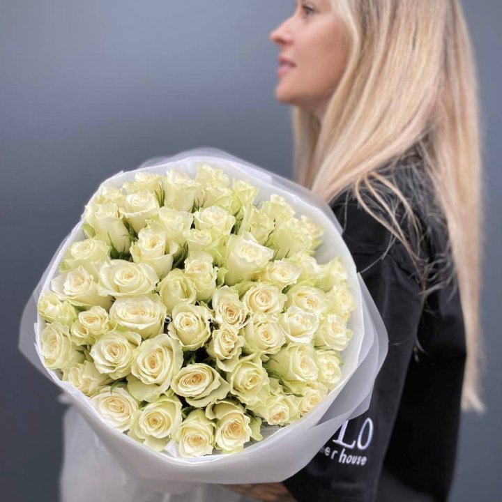 Воздушный букет из 51 белой кенийской розы в Волжские