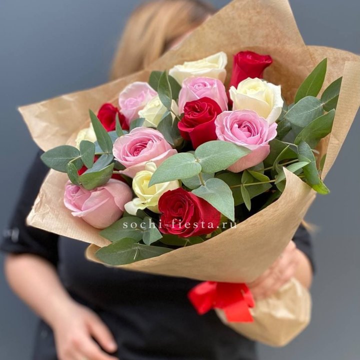 Букет из 15 роз с эвкалиптом в Волжские