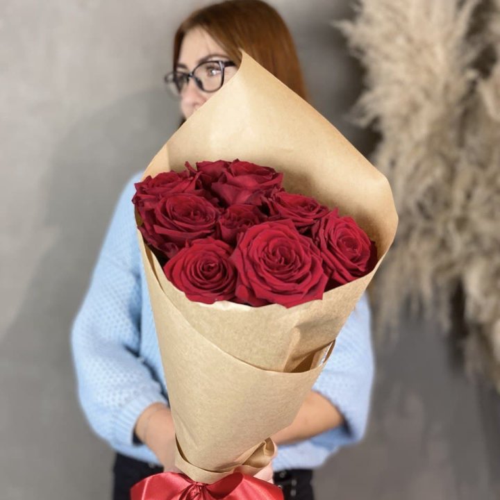 9 красных роз в крафте в Волжские
