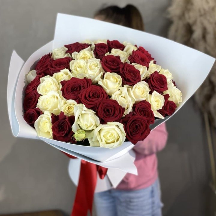 51 красная и белая роза в Волжские