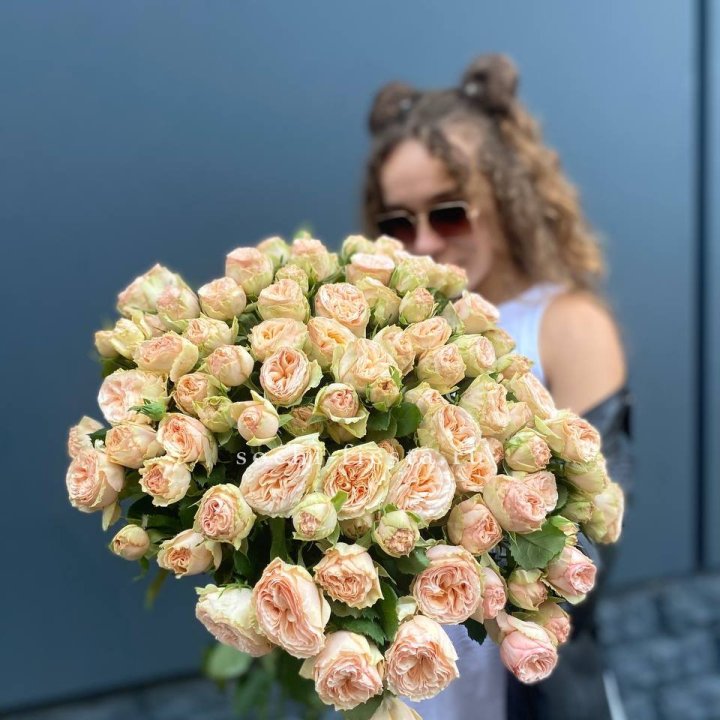 25 пионовидных роз в Волжские