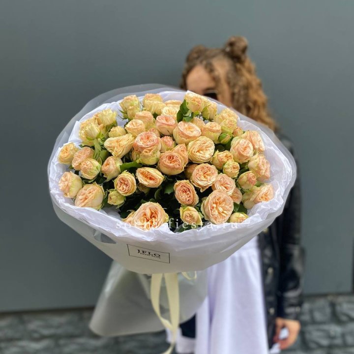 15 пионовидных роз в Волжские