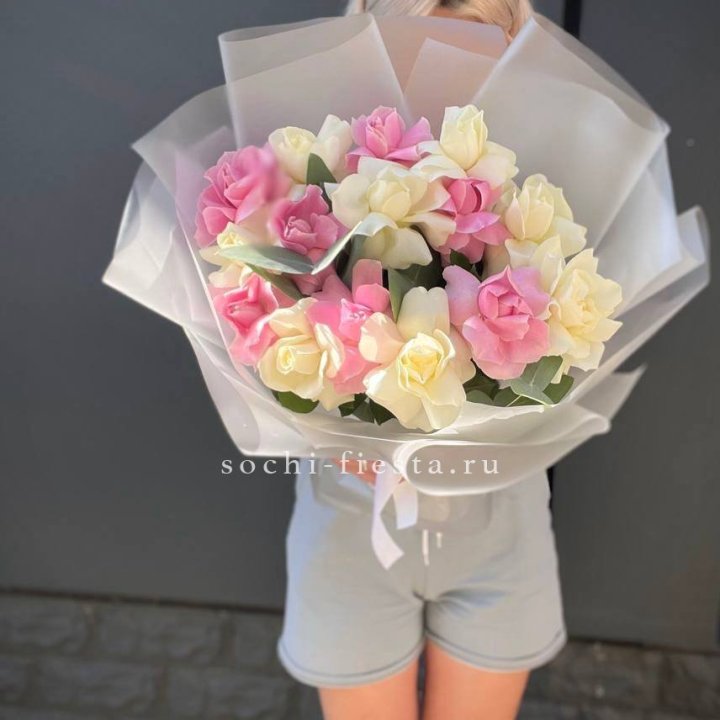 15 бело-розовых роз в Волжские