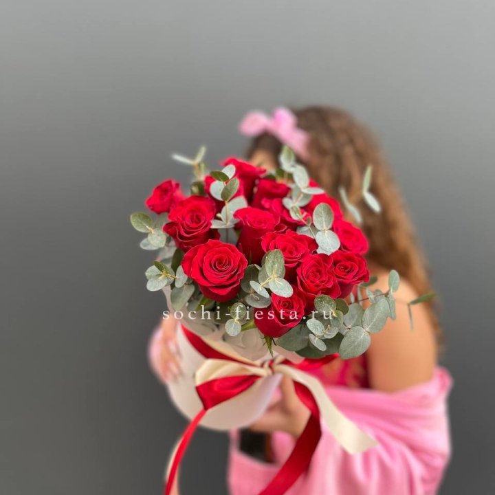 15 Красных роз в боксе №2 в Волжские