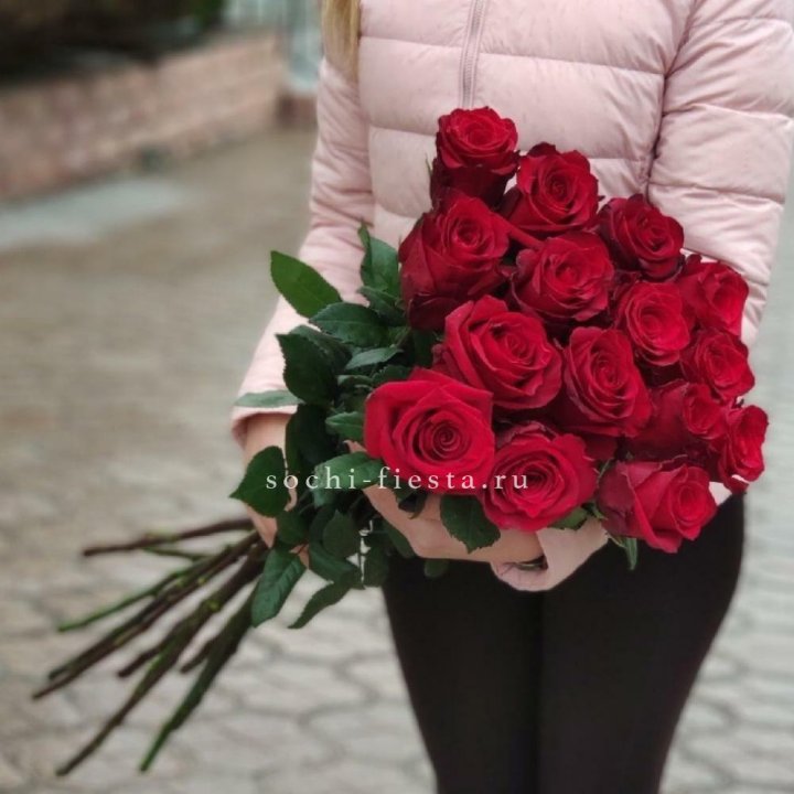 15 высоких красных роз в Волжские