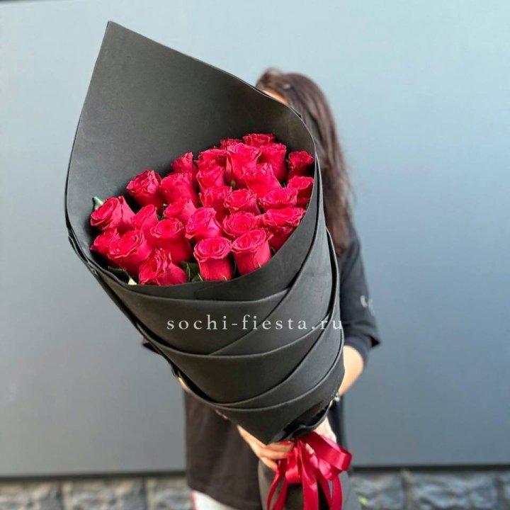 25 высоких красных роз в Волжские