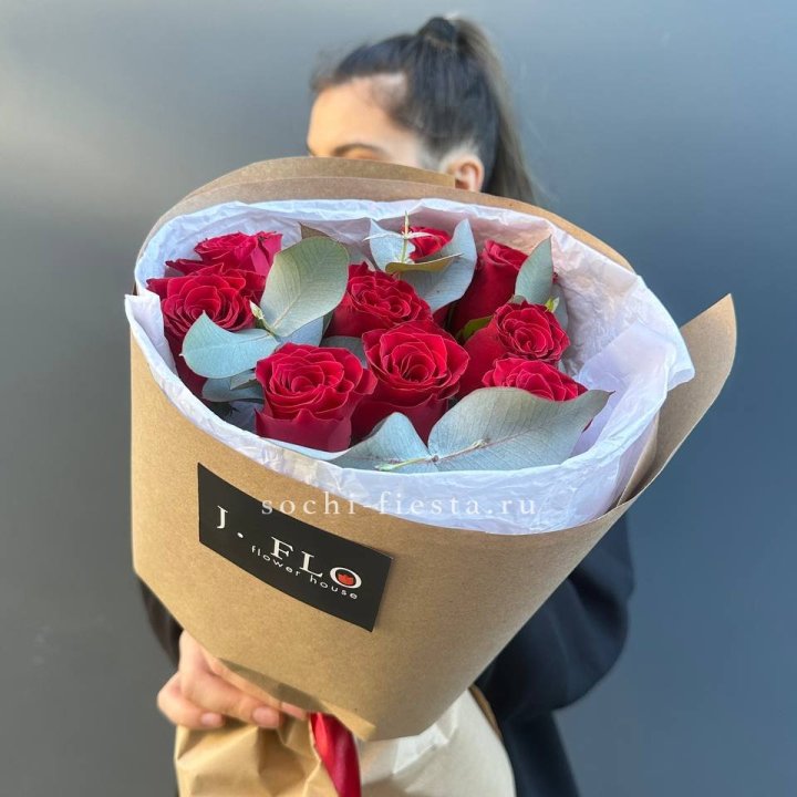 9 роз с эвкалиптом в Волжские