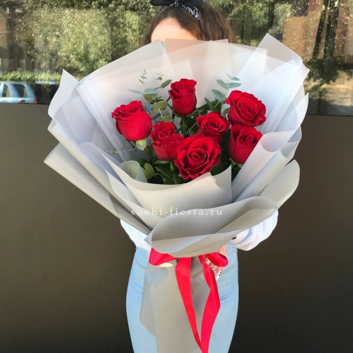 7 красных роз с эвкалиптом  в Волжские