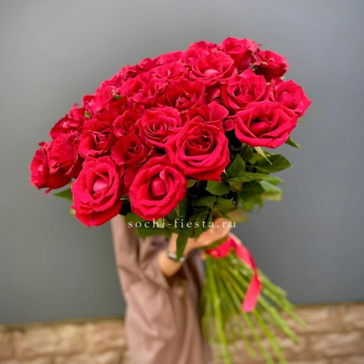 51 высокая красная роза в Волжские