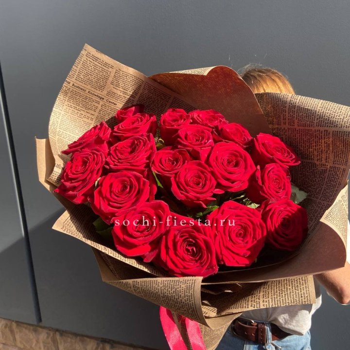 19 красных роз Леди Крафт в Волжские