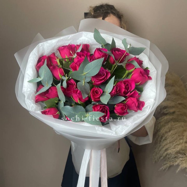 25 малиновых роз с эвкалиптом в Волжские