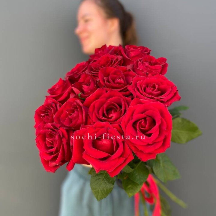 15 красных роз под ленту в Волжские